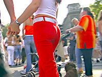 Red color attracts attention, but if you see a hot butt in red denim hot pants, that's totally irresisitible! Check out that hottie!